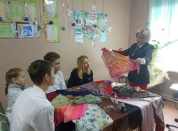 В Харабали прошёл мастер-класс «Платки, галстуки и шарфы в стильном образе»