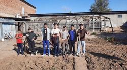 Харабалинские волонтеры помогли матери участника СВО подготовить двор к зиме