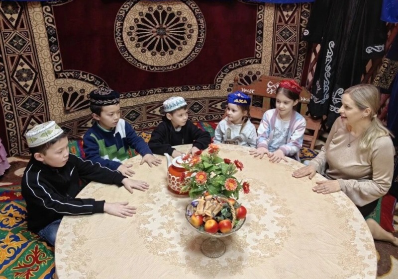Воспитанников харабалинского соццентра познакомили с казахской культурой