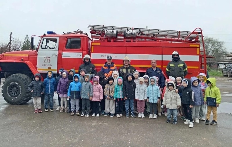 Юным харабалинцам напомнили о правилах поведения на воде и во время пожара
