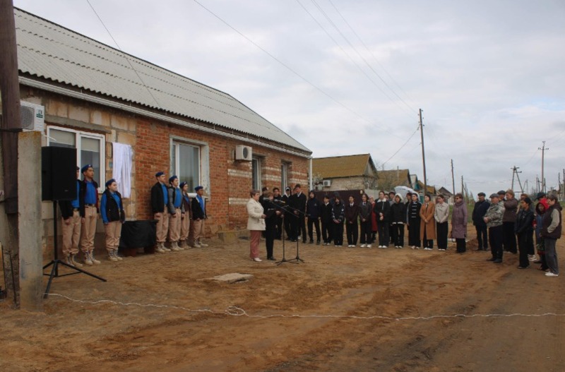 В Харабали состоялось открытие памятной мемориальной доски погибшему воину