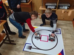 Воспитанники харабалинского центра детского творчества создают роботов