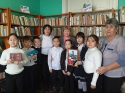 Хошеутовские школьники встретились с матерью погибшего на СВО земляка 