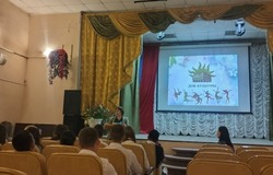 Юных харабалинцев познакомили с театральным закулисьем