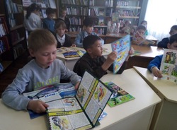 Сасыкольские библиотекари провели для школьников «Журнальный калейдоскоп»