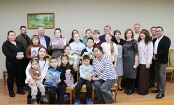 Более десяти подарков получили юные харабалинцы в рамках акции «Ёлка желаний»