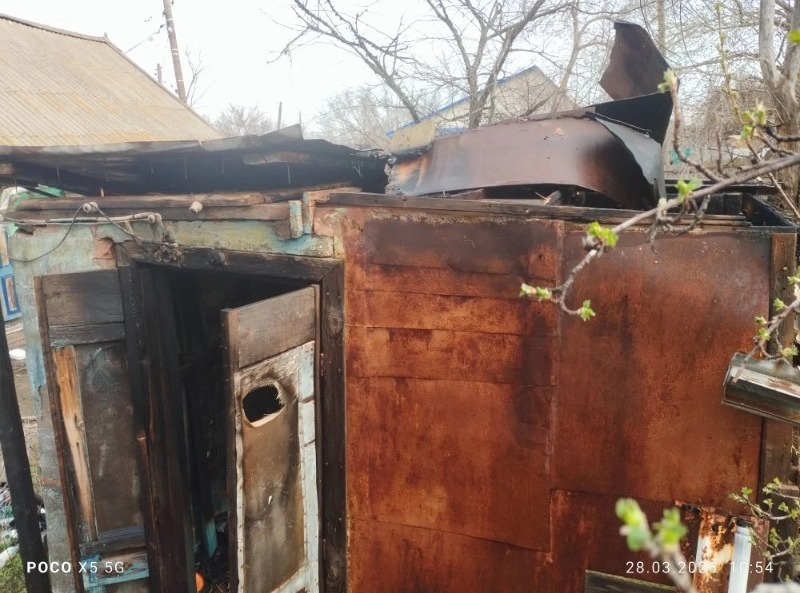 В Харабали загорелась хозяйственная постройка