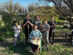 Юные харабалинские волонтёры оказали помощь пожилому человеку 
