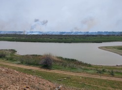 В Харабалинском районе горит камыш и сухая растительность