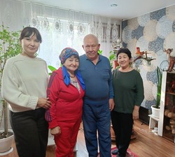 Харабалинские железнодорожники навестили находящегося на заслуженном отдыхе коллегу