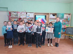 В Харабали прошло патриотическое мероприятие «Немеркнущие символы России» 