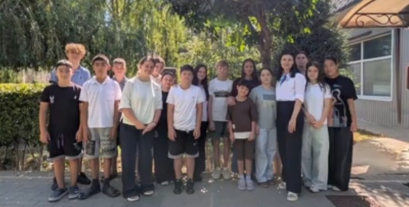 Для юных харабалинцев организовали экскурсию на местную мебельную фабрику