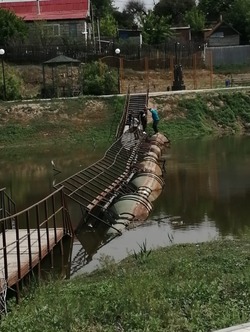 В Харабали сломался и частично ушёл под воду пешеходный мостик через р.Зелёная