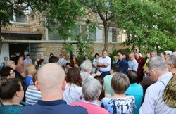 Жители Харабали встретились с главой района и представителями управляющей компании