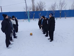В харабалинском соццентре организовали для воспитанников мини-футбол на снегу