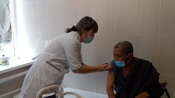 Пожилые постояльцы воленского социального центра прошли вакцинацию от пневмококка 