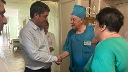 Военный госпиталь в Ахтубинске посетил депутат Ринат Аюпов