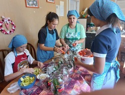 Харабалинские юные фермеры собрали урожай томатов