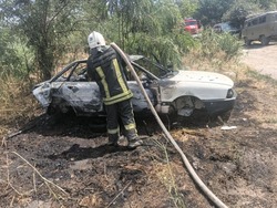 В Харабали загорелись два легковых автомобиля