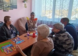 В воленском соццентре прошло занятие по технике оригами «Осенний листопад»