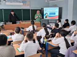 В харабалинской школе провели интерактивную игру «Голосую впервые»