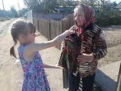 Ветеранов отрасли харабалинского центра «Вера» поздравили с Днем пожилого человека 