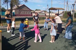 Специалисты КЦСОН провели спортивное мероприятие «Чемпионат веселого мяча»