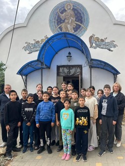 Воспитанники харабалинского соццентра помогли в благоустройстве местного храма