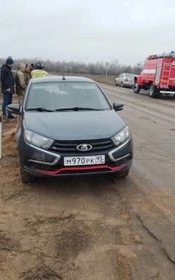 В Харабалинском районе автомобиль на скорости съехал с дороги