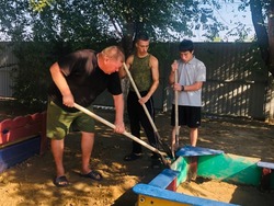 Воспитанники харабалинского соццентра обустроили песочницы на территории учреждения