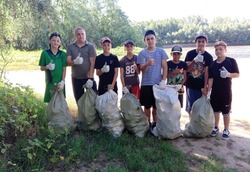В харабалинском соццентре провели экологическую акцию «Чистые берега»